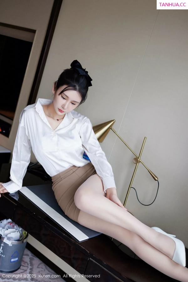  [XiuRen]高清写真图 2025.07.14 No.10543 艺艺yiyi 白色衬衫第7张图片